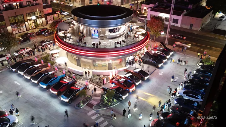 夜晚的特斯拉餐廳。