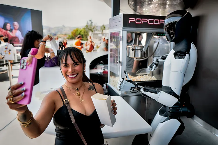 機器人裝爆米花是特斯拉餐廳一大賣點。美聯社