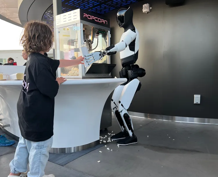 機器人被踢爆是由人工遠端操作。翻攝自X