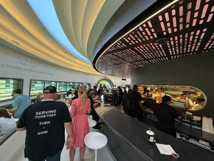 特斯拉餐廳內觀。翻攝自X