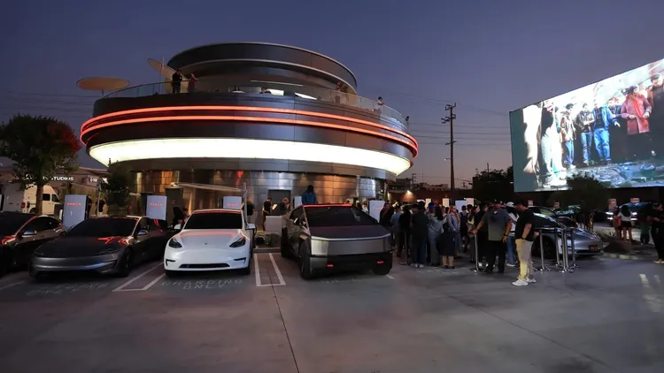 非車主只能排隊等餐廳優先服務車主。翻攝自X