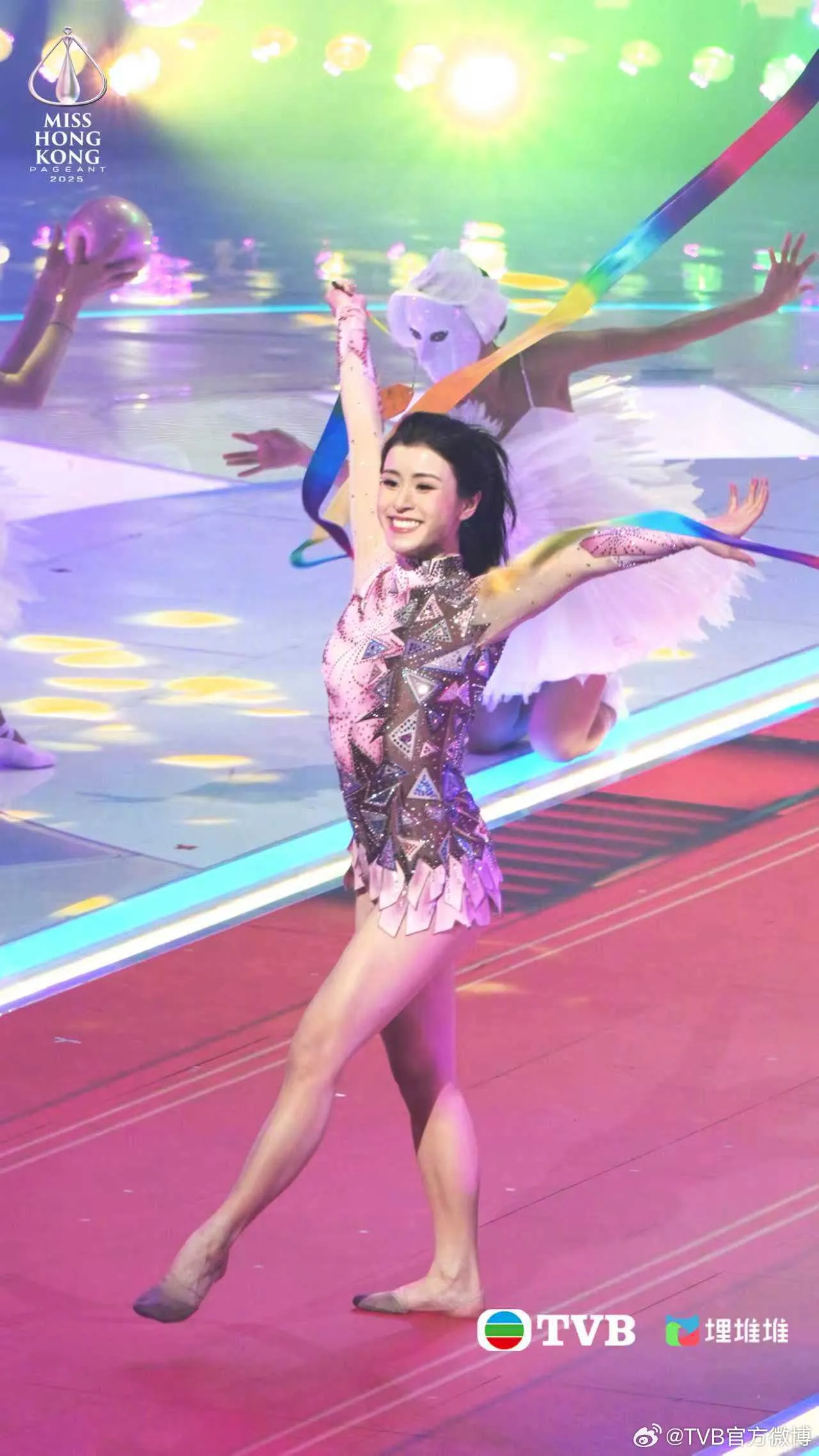陈咏诗在才艺大比拚环节表演艺术体操。翻摄TVB官方微博