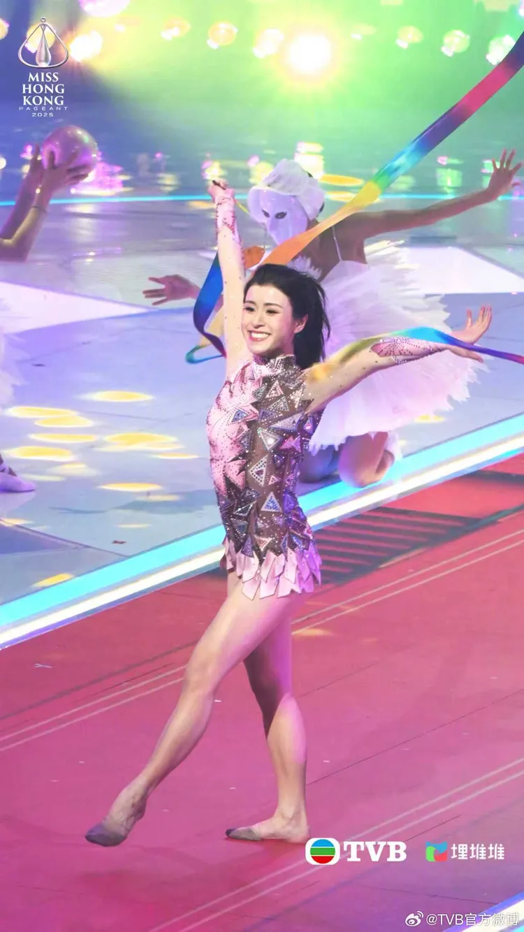 陳詠詩在才藝大比拚環節表演藝術體操。翻攝TVB官方微博