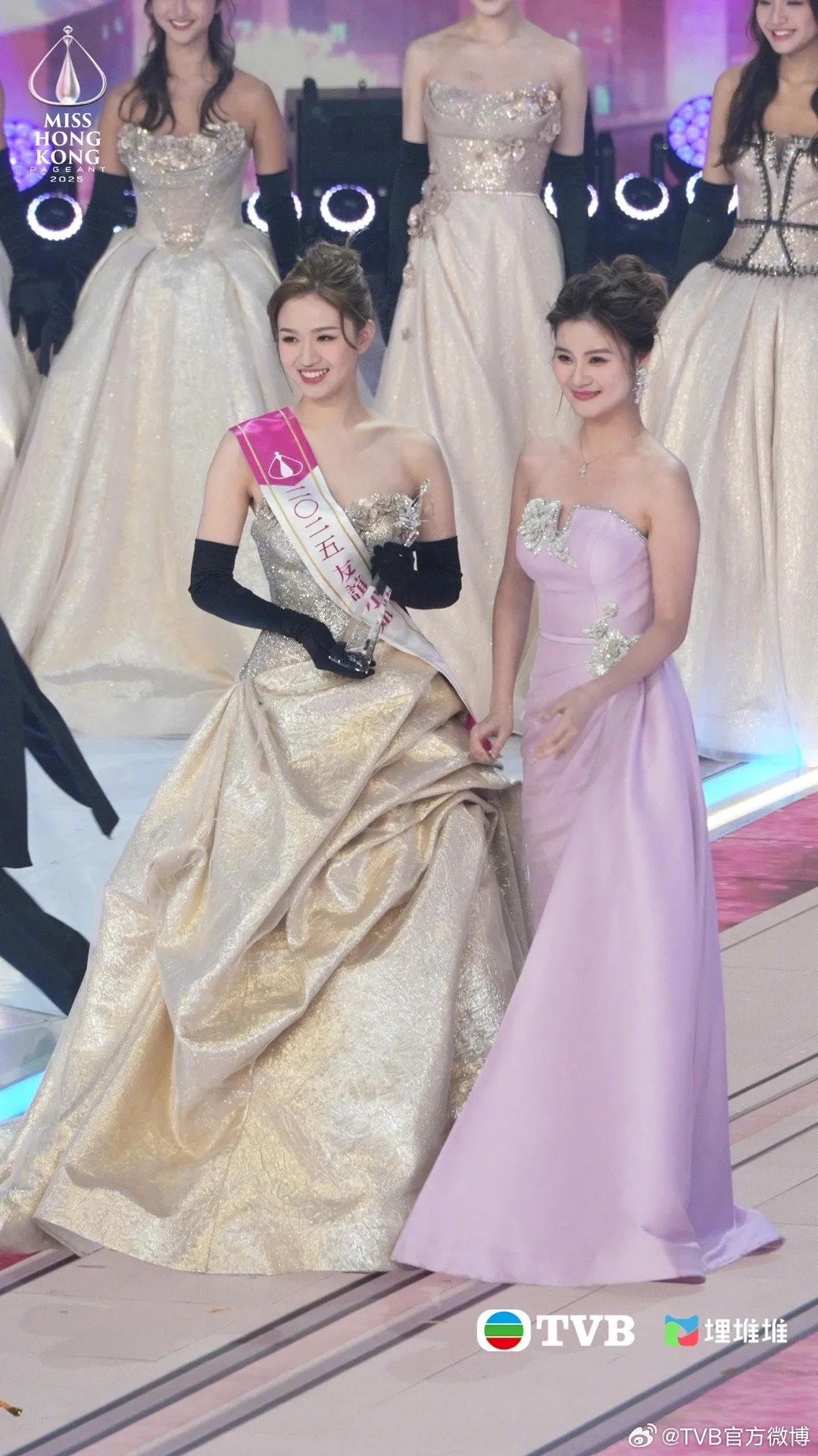 李尹嫣(左)获「友谊小姐」和「最上镜小姐」翻摄TVB官方微博