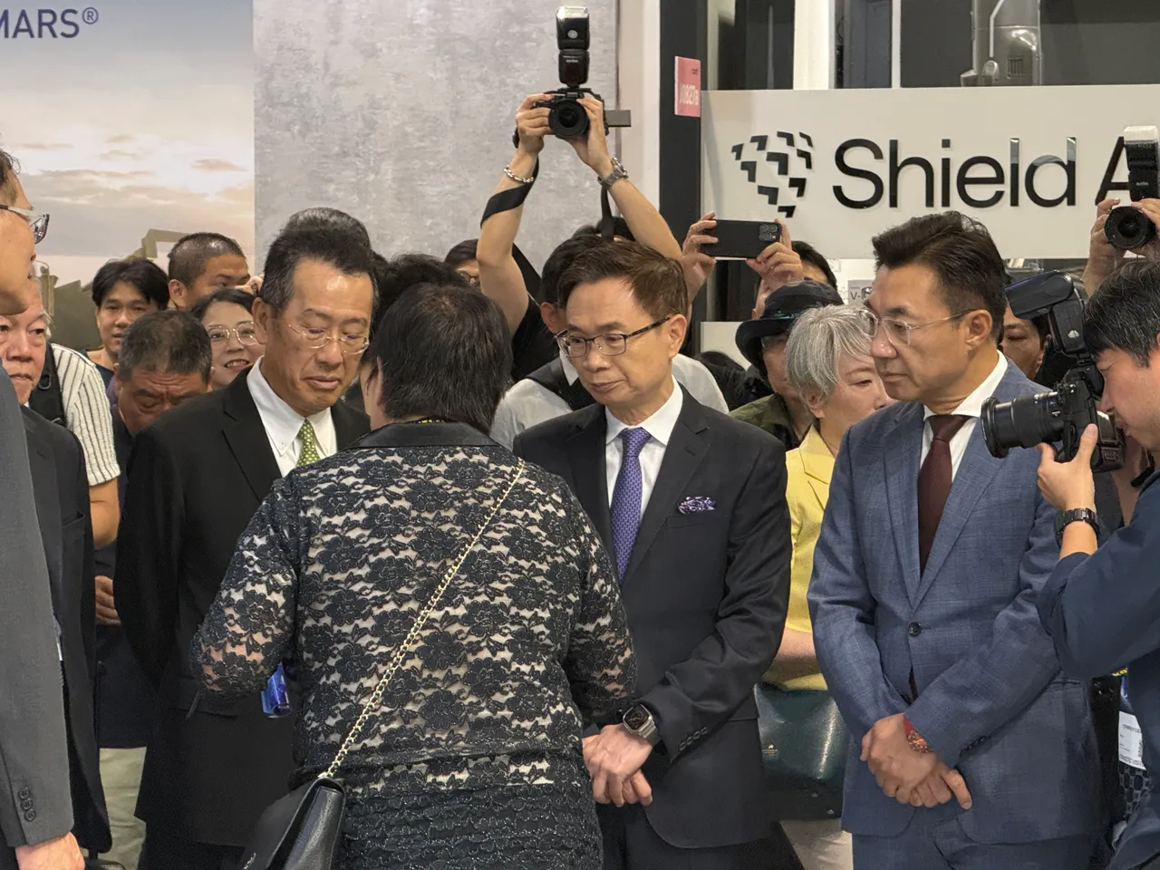 国防部长顾立雄(左)、贸协董事长黄志芳(中)、立委江启臣(右)等嘉宾在摊位听取厂商说明。吕承哲摄