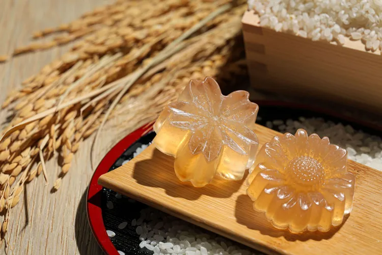 晶泉丰旅秋季限定「酒粕手工皂美學體驗」，旅人可依飯店課程時段參與，親手製作手工皂，體驗酒粕蘊含的自然養分與溫潤呵護。晶泉丰旅提供