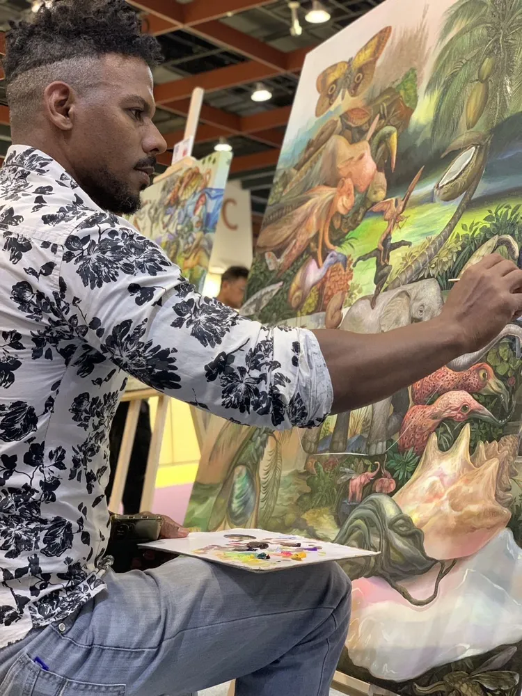 礁溪晶泉丰旅迎來古巴藝術家雷岱爾駐村，以超現實油彩描繪宜蘭生態之美。晶泉丰旅提供