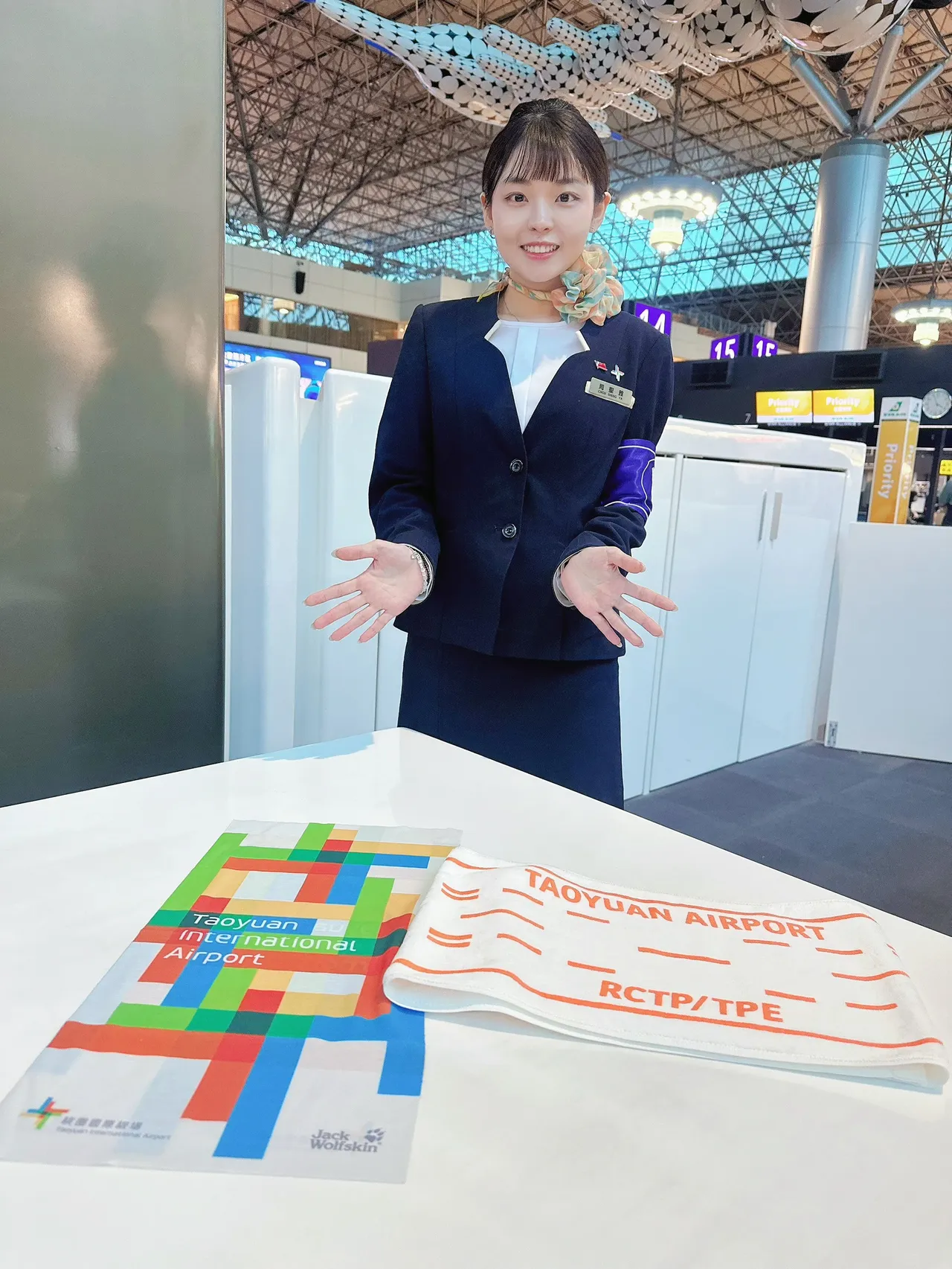 旅客出示軍人身分證與登機證,可至第一、二航廈出境服務台兌換專屬限量紀念品。桃園機場提供