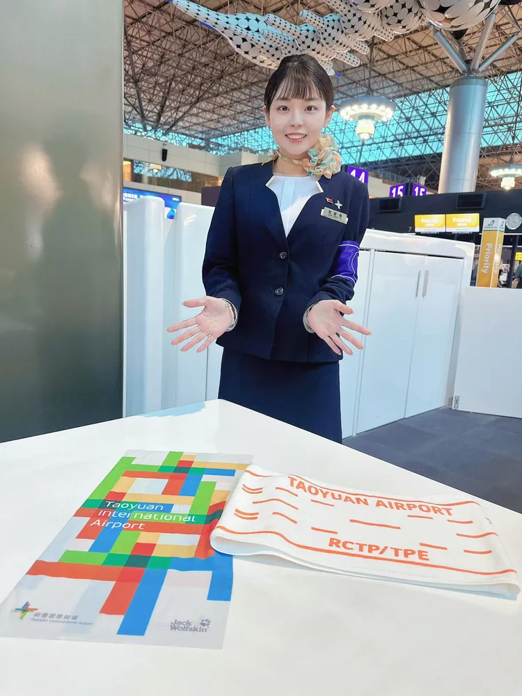 旅客出示軍人身分證與登機證，可至第一、二航廈出境服務台兌換專屬限量紀念品。桃園機場提供