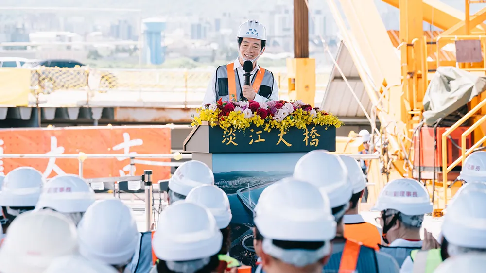 总统赖清德出席淡江大桥合龙典礼。翻摄自交通部脸书