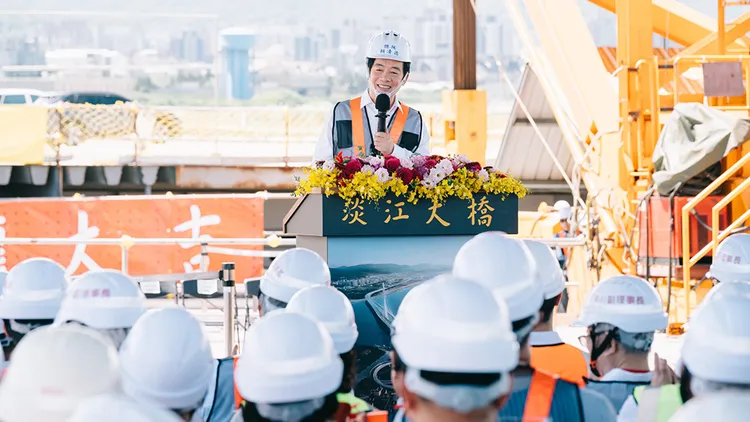 總統賴清德出席淡江大橋合龍典禮。翻攝自交通部臉書