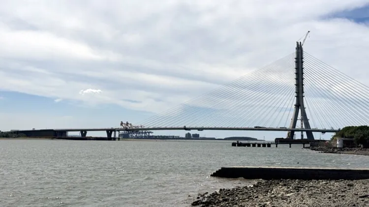 淡江大橋16日合龍，展現連接淡水河口兩岸的美麗景象，八里淡水店家期待未來通車後，能帶來更大商機。中央社