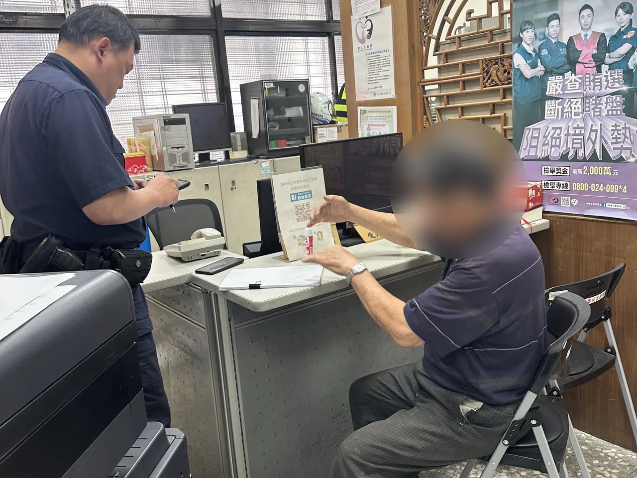 警方比手画脚跟张翁沟通。翻摄画面