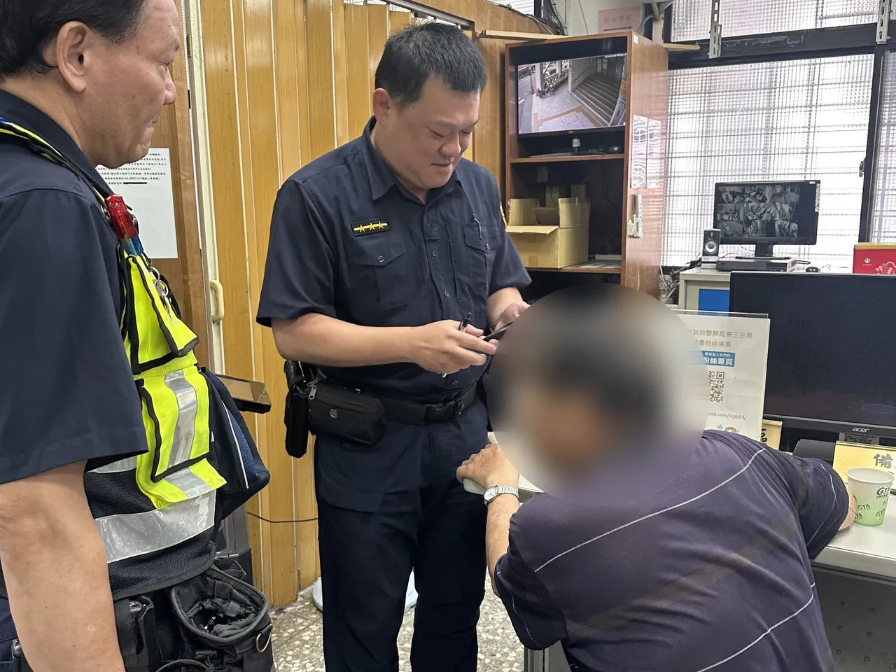 警方比手画脚跟张翁沟通。翻摄画面