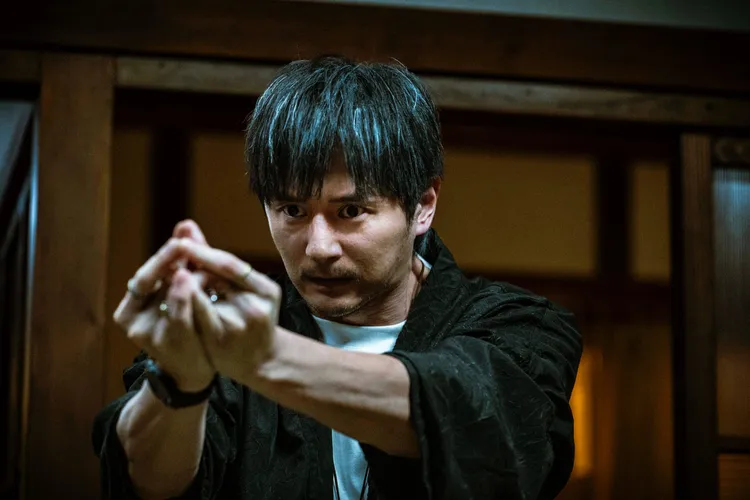 張軒睿蓄鬍少年白化身通靈驅魔師，為角色勤練結手印。天予電影提供