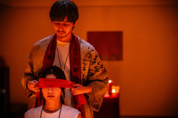 張軒睿施咒幫郭雪芙觀落陰，揭開陰陽交錯的驚悚真相。天予電影提供