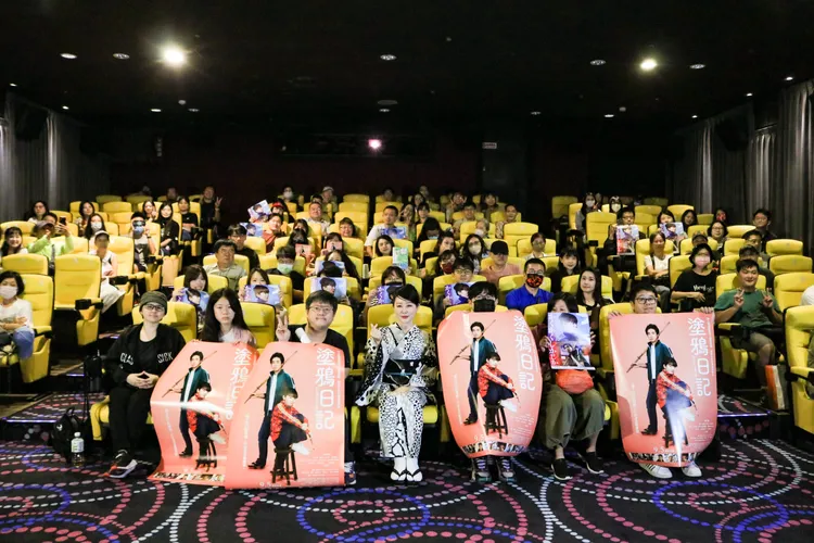 東村明子與影迷開心合照。天馬行空提供