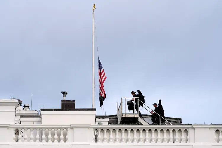 白宮降半旗哀悼。美聯社