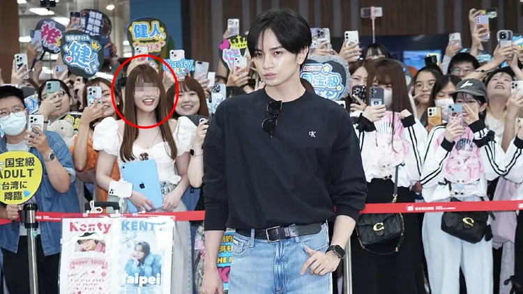 中島健人13日抵台時，偽造台灣居留證的日本女粉絲（紅圈處）卡位第一排接機。彭欣偉攝