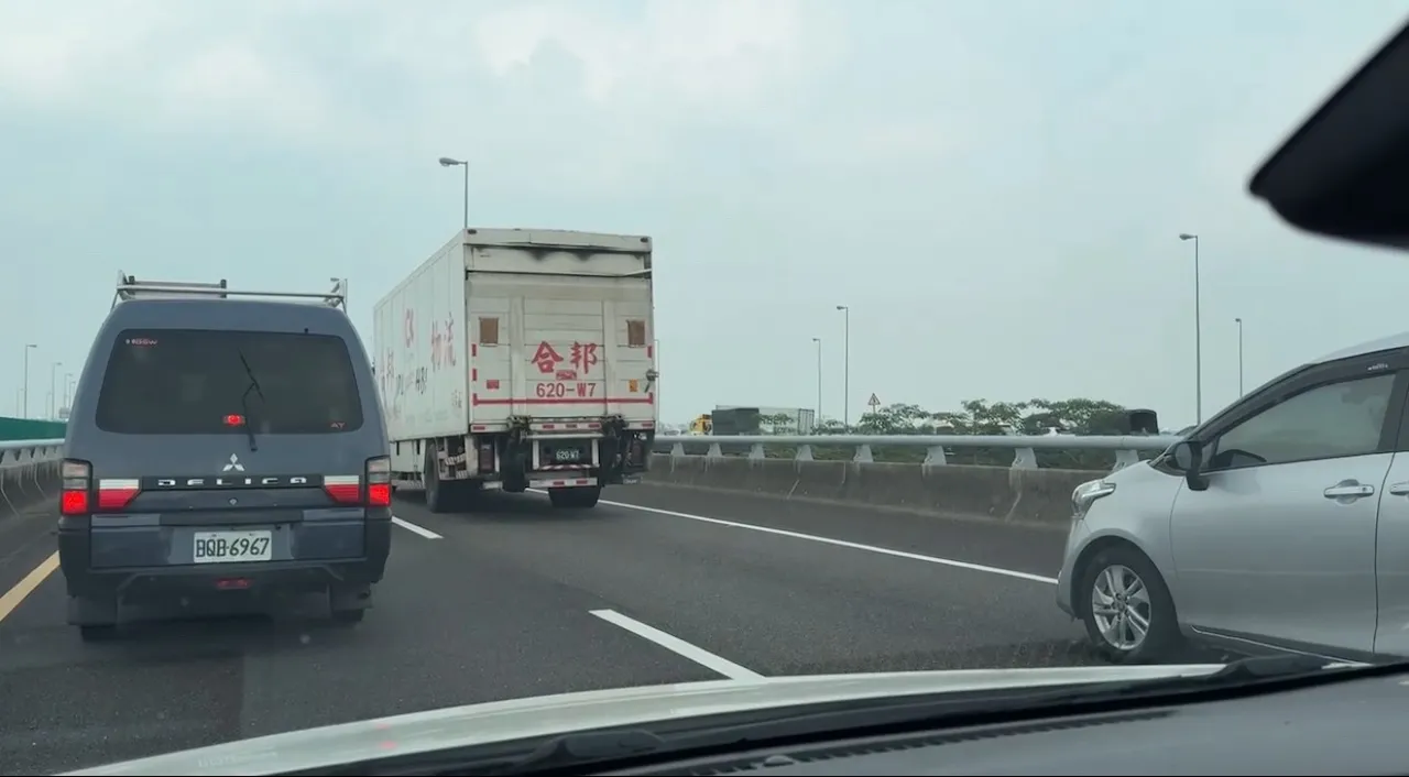 事發地點恰好是交通樞紐,單線封閉卻造成雙向都塞車。讀者提供