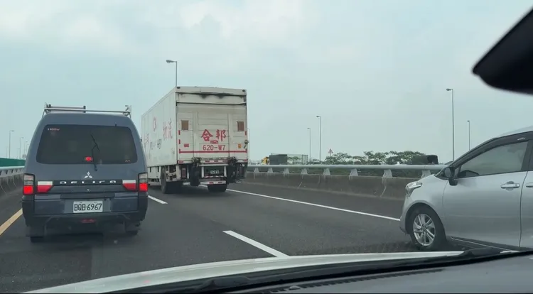 事發地點恰好是交通樞紐，單線封閉卻造成雙向都塞車。讀者提供