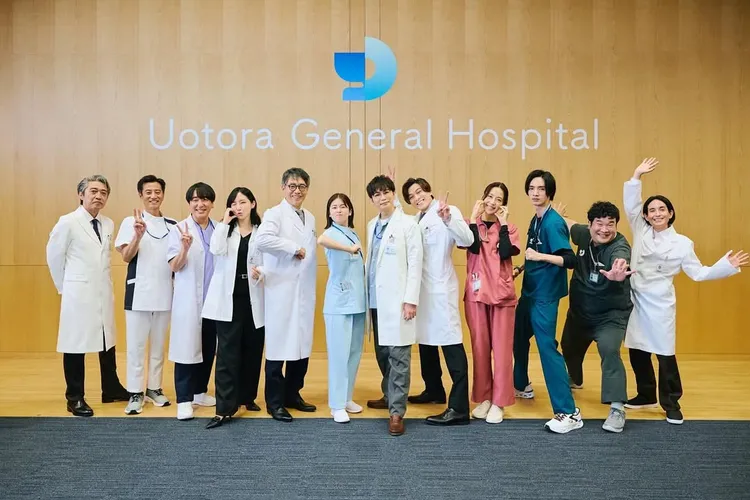 清水尋也（右三）在《第19號病歷表》飾演內科醫師。翻攝劇組IG