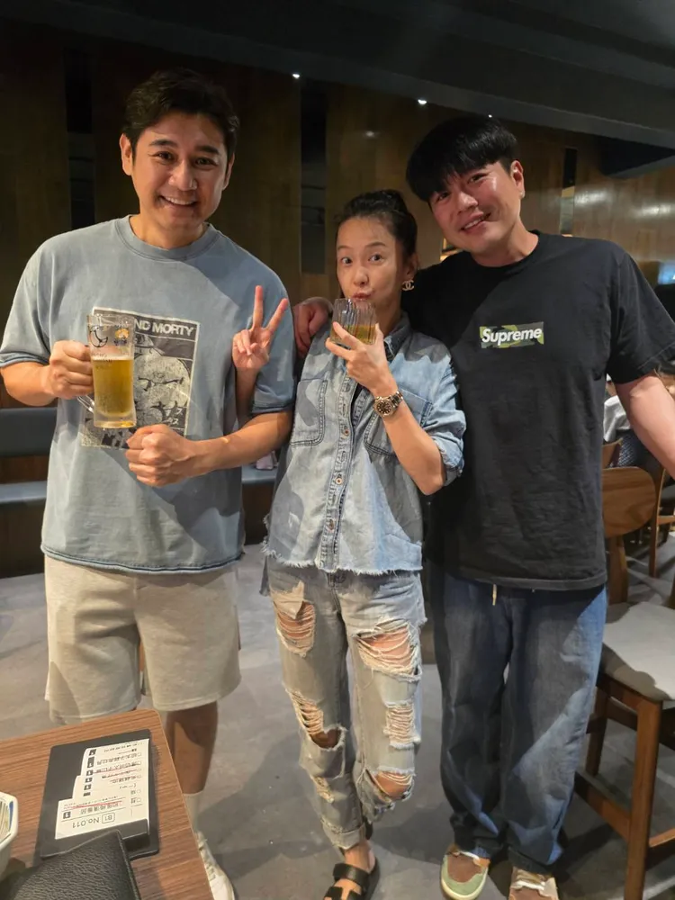 合照時，李易（右）把手搭在六月（中）肩上，互動甜蜜自然，左為陳熙鋒。陳鴻提供