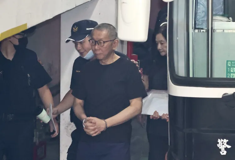 柯文哲今日決戰延押庭，走下囚車時表情相當嚴肅。張欽攝