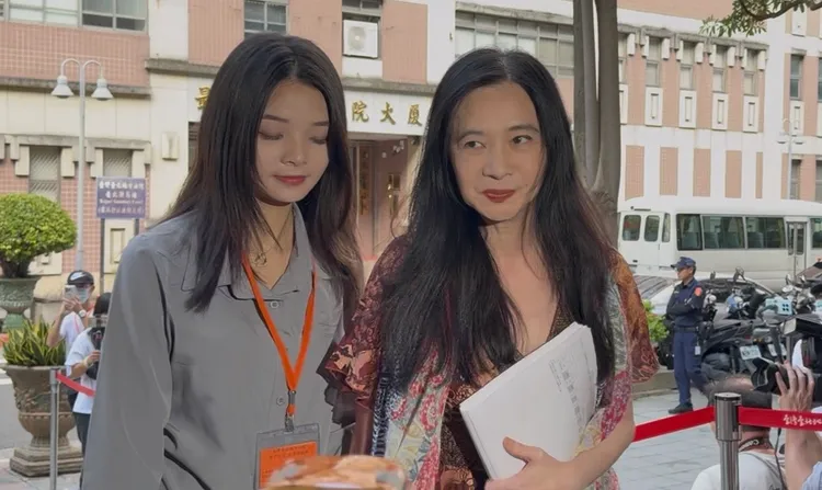 應曉薇（右）在女兒應佳妤（左）陪同下，現身北院出庭。謝亞庭攝