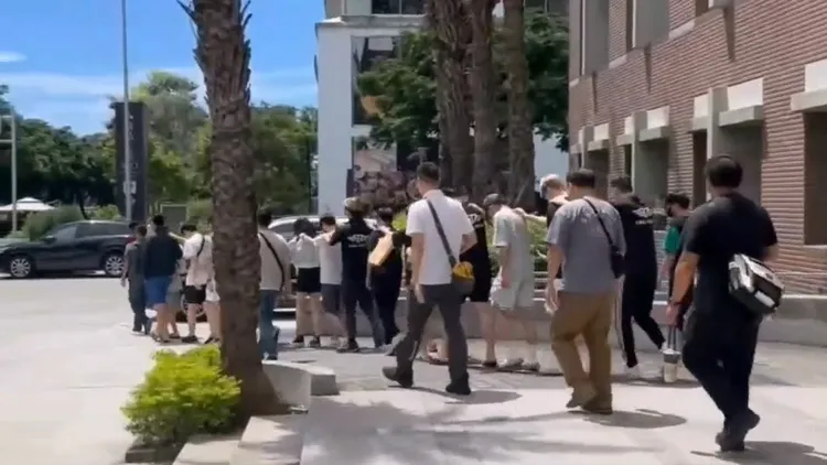 警方當日帶回賭客與員工共16人。翻攝畫面