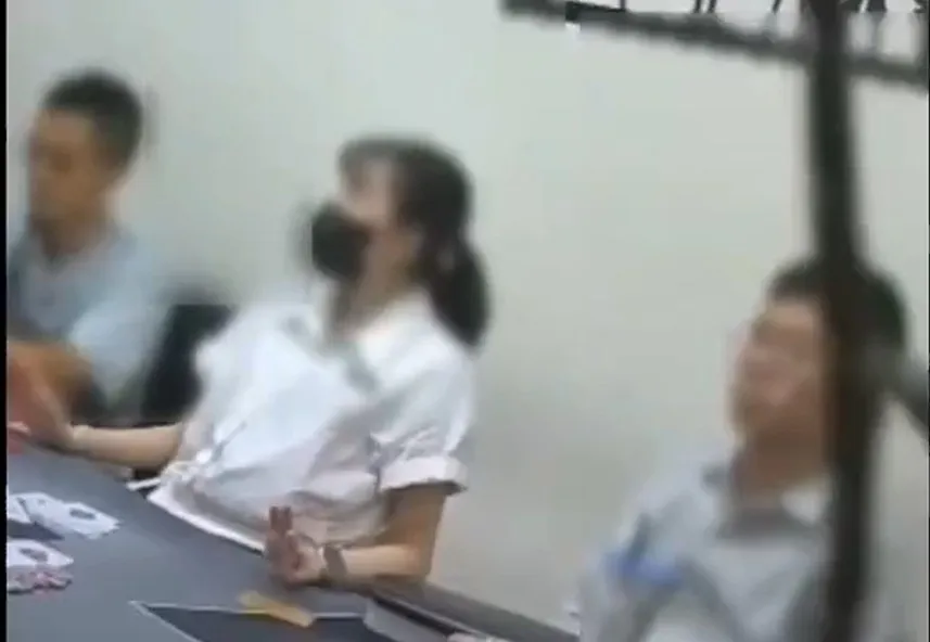 赌场雇用美女荷官。翻摄画面