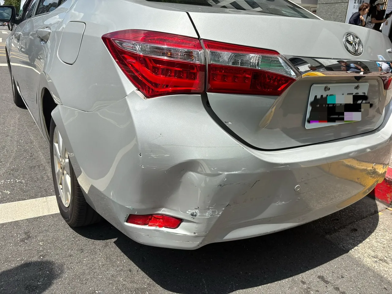 小客车遭波及。警方提供