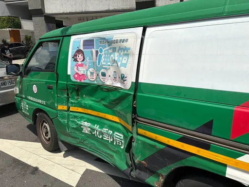 北市公車、台北郵局郵務車爭道!4車連環撞...42歲駕駛送醫