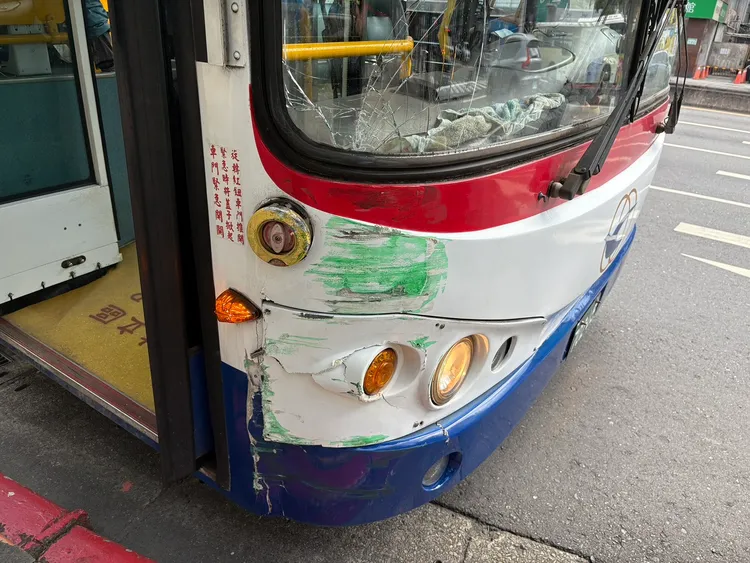 公車車頭撞擊郵務車。警方提供