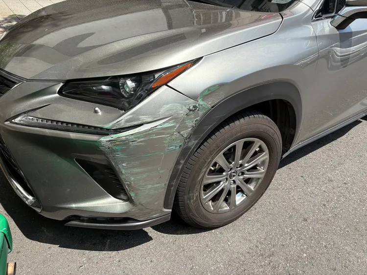 小客車遭波及。警方提供