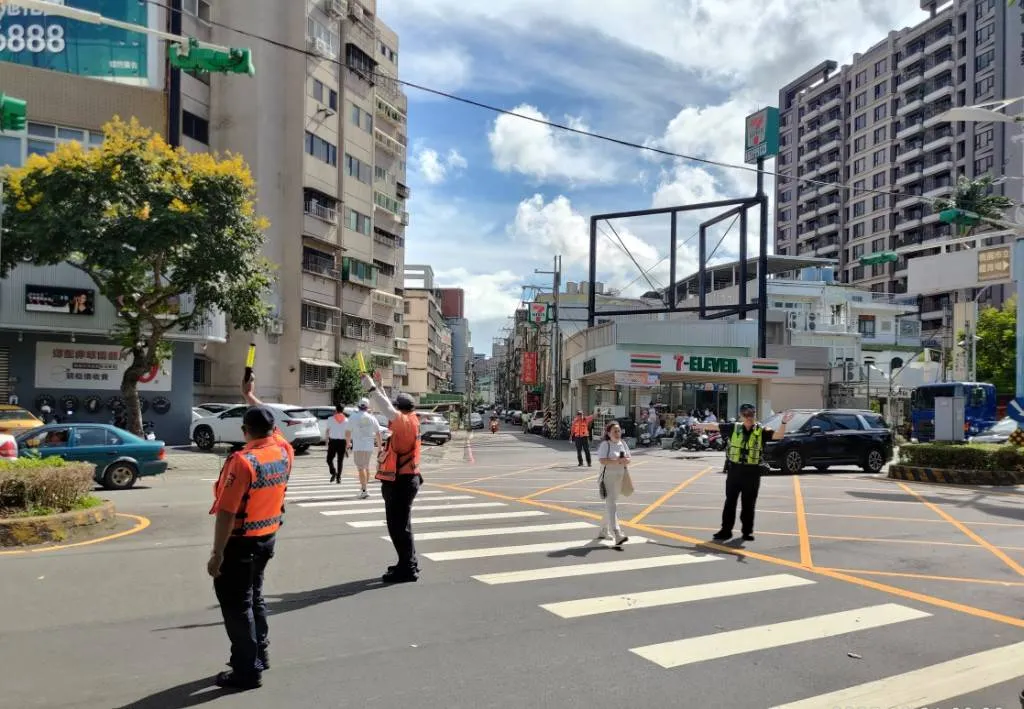 桃园交通警察大队、桃园分局、龟山分局员警协同义交人员加强桃园巨蛋体育馆周边安全维护及交通疏导。警方提供