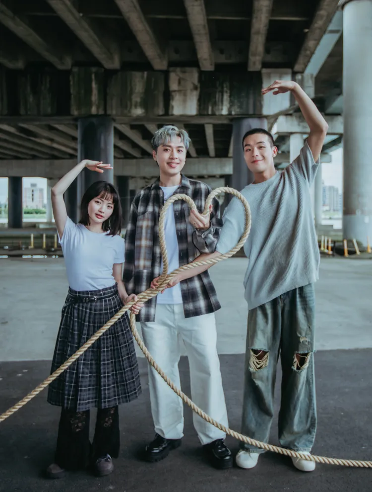 潘宇謙（中）以「旁觀者」看牧森（右）與喬湲媛演技，忍不住會心一笑。認可音樂提供