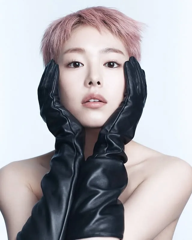 唐田英里佳在Netflix《玻璃之心》頂著粉紅短髮飾演幹練經紀人。翻攝唐田英里佳IG