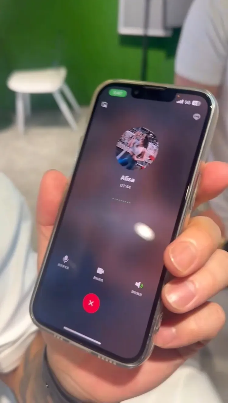 大軍打給Alisa詢問兩人對話紀錄為何流出？對方表示手機疑遭大軍前合夥人豪哥偷拍。翻攝畫面