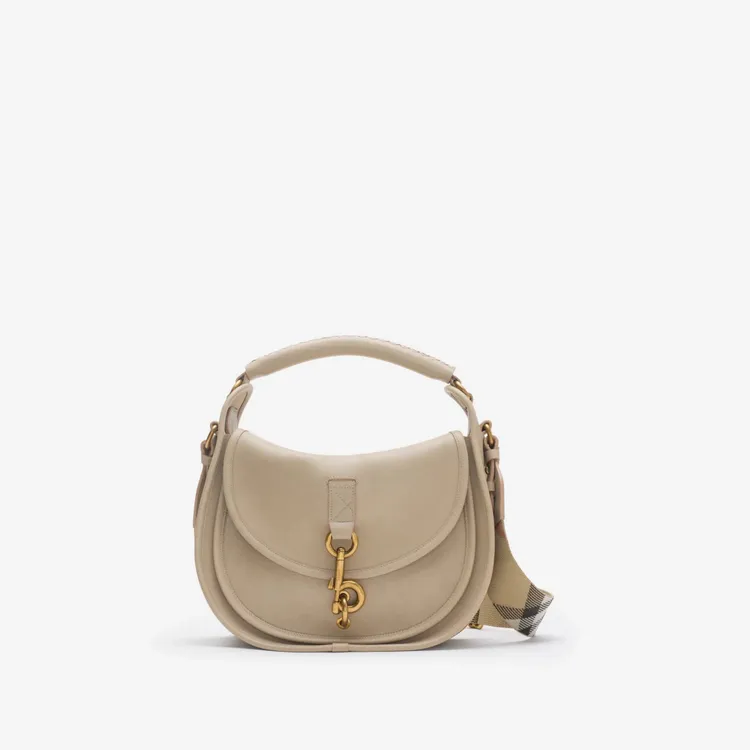 BURBERRY蕈米色小型B Clip信差包，8萬9000元。品牌提供