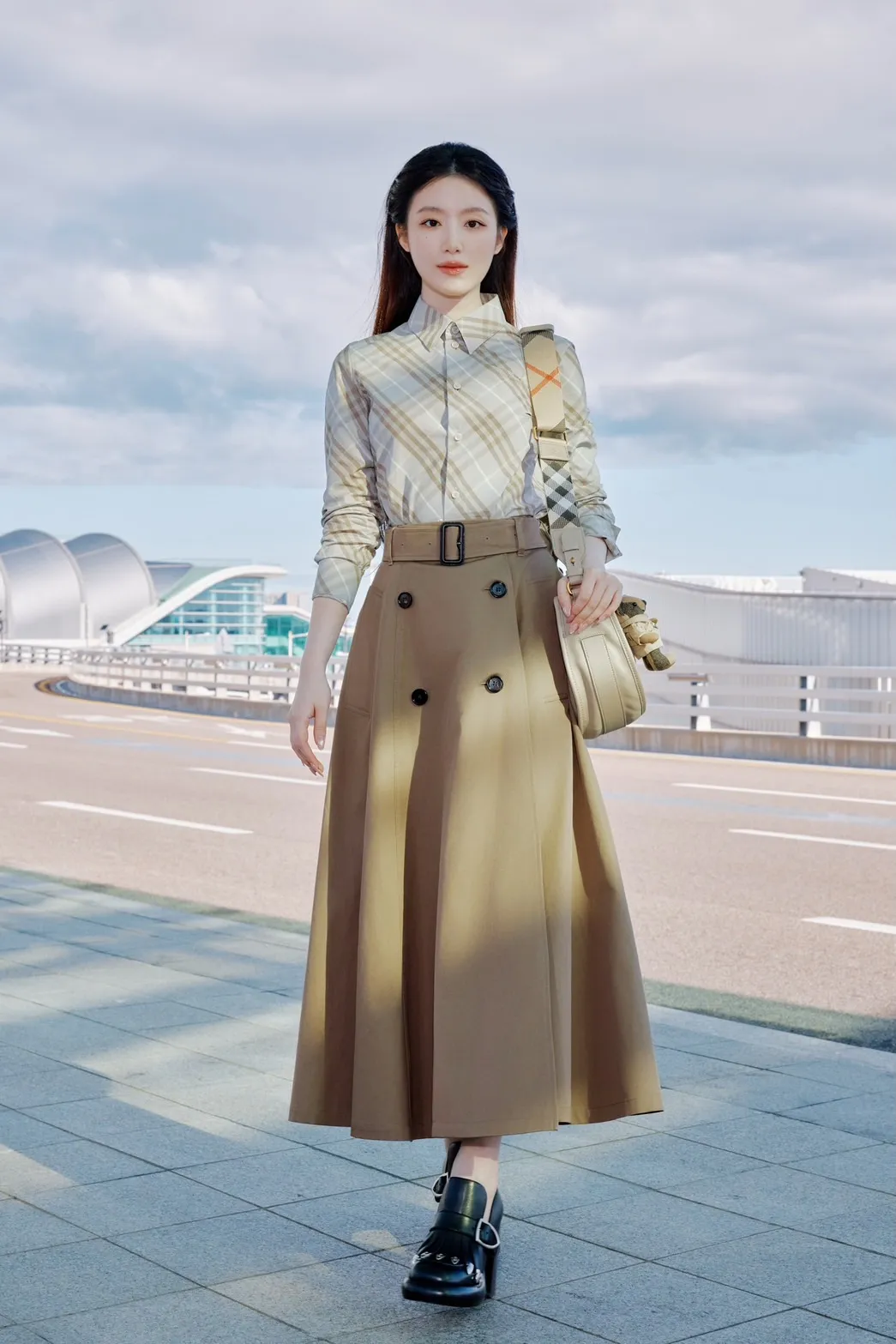 叶舒华将BURBERRY标志性的格纹、风衣元素穿出甜美潮流感。品牌提供