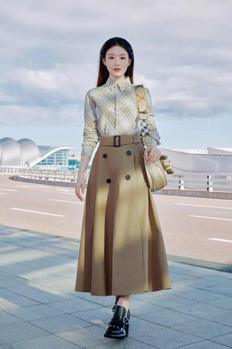葉舒華將BURBERRY標誌性的格紋、風衣元素穿出甜美潮流感。品牌提供