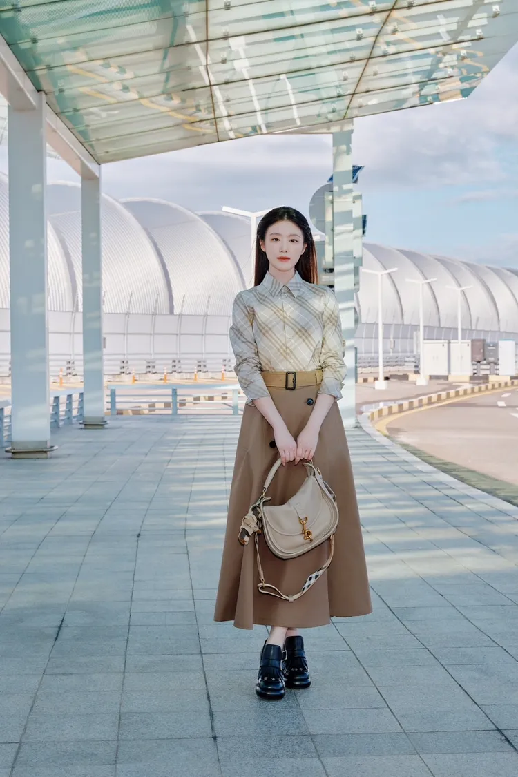 葉舒華以BURBERRY格紋棉質襯衫搭配Gabardine風衣式中長裙。品牌提供