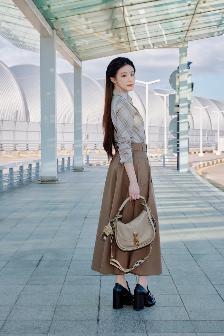 葉舒華在蕈米色小型B Clip信差包掛上可愛的Thomas泰迪熊吊飾。品牌提供