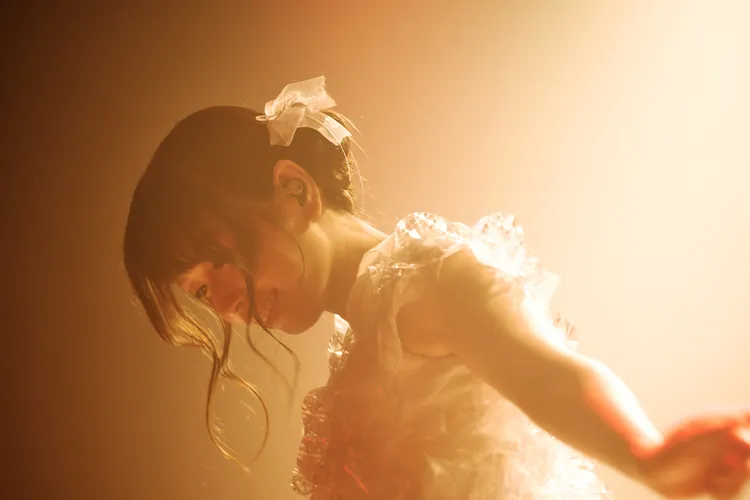 yanaginagi身穿點綴各色花瓣的純白紗裙登場，並以中文親切問候，瞬間引爆歌迷們興奮尖叫。大鴻藝術BIG ART提供