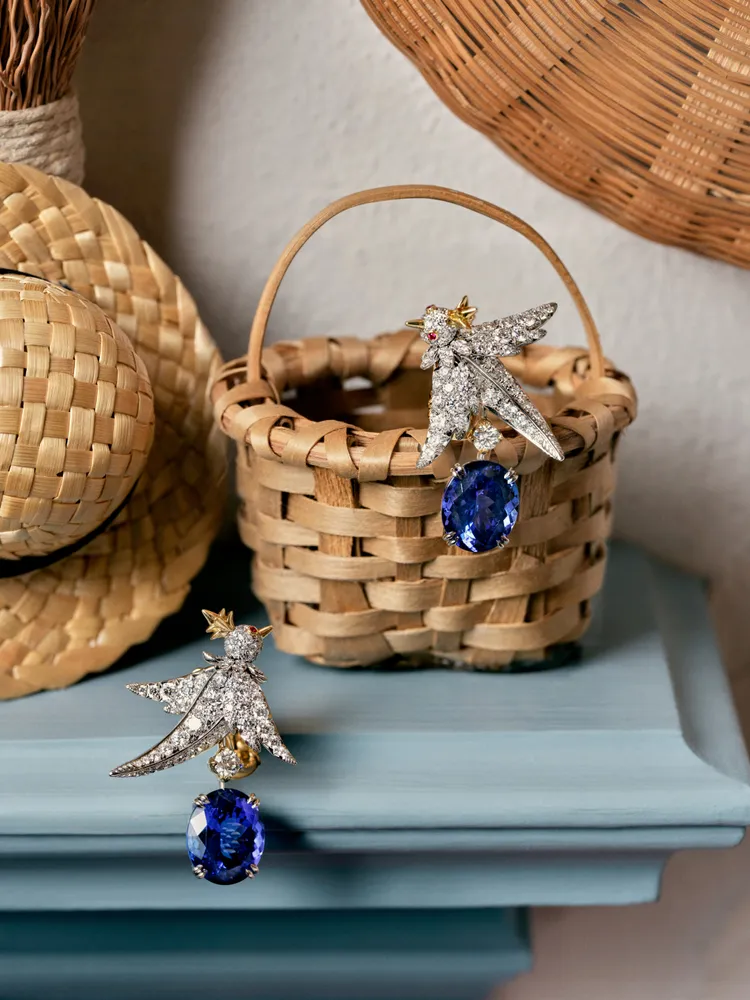 Bird on a Rock by Tiffany 石上鳥高級珠寶系列坦桑石鑽石耳環。品牌提供