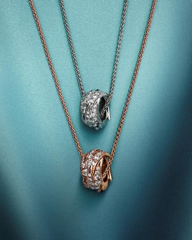 Bird on a Rock by Tiffany 石上鳥珠寶系列 Wings Rolo 鏈墜，鉑金款23萬2000元、玫瑰K金款22萬3000元。品牌提供