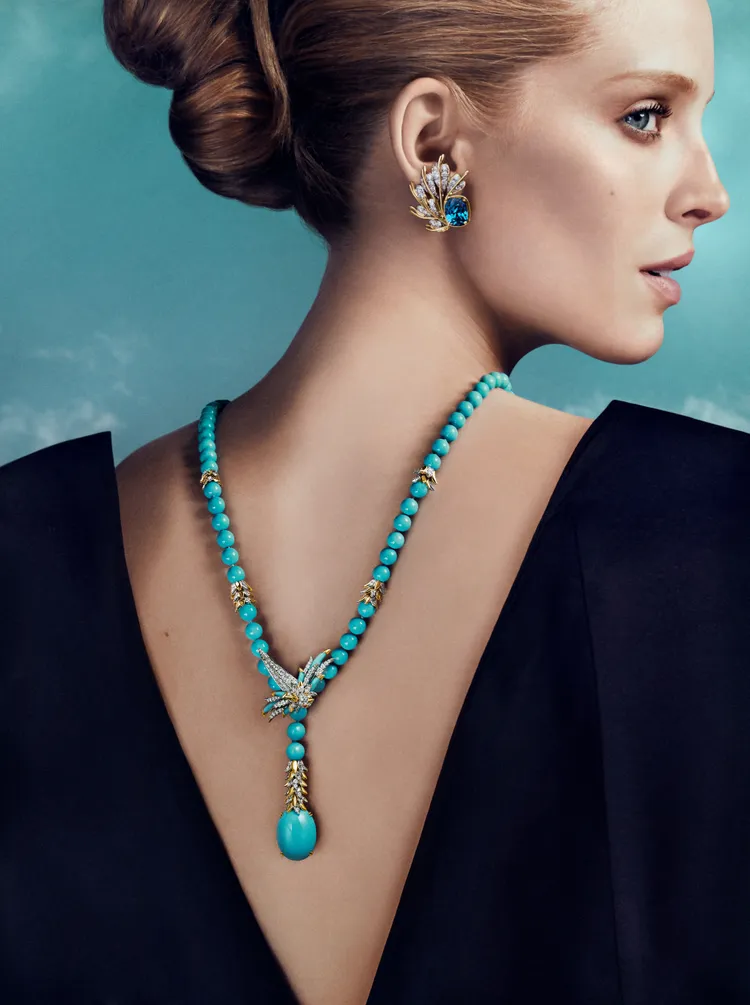超模Abby Champion配戴Bird on a Rock by Tiffany石上鳥高級珠寶系列綠松石項鍊。品牌提供