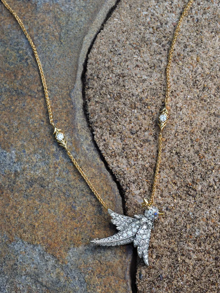 Bird on a Rock by Tiffany 石上鳥珠寶系列鏈墜，65萬元。品牌提供