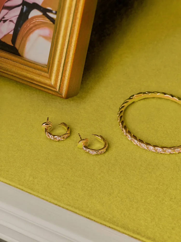 Bird on a Rock by Tiffany石上鳥珠寶系列Wings窄版玫瑰金手環（102萬元）與耳環。品牌提供